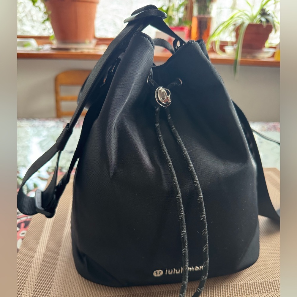 Lululemon black nylon 5L  bucket bag